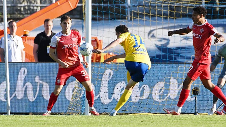 Soccer Regionalliga season 2025 2026, promotion matches to 3 Liga, first leg, 1 FC Lokomotive Leipzig vs Würzburger Kickers 28 05 2026 Goal kick Alexander Siebeck midfield Lok Leipzig, back number 14 on the goal of Johann Hipper goalkeeper Würzburg, back number 1 at the match Lok Leipzig vs Würzburg 28 05 2026 Leipzig Saxony Germany Bruno Plache Stadium