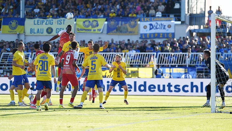 Soccer Regionalliga season 2025 2026, promotion games to 3 Liga, first leg, 1 FC Lokomotive Leipzig vs Würzburger Kickers 28 05 2026 header Tarsis Bonga attack Sturm Würzburg, back number 30 center at the match Lok Leipzig vs Würzburg 28 05 2026 m goal waiting Andreas Naumann goalkeeper Lok Leipzig, back number 1 Leipzig Saxony Germany Bruno Plache Stadium