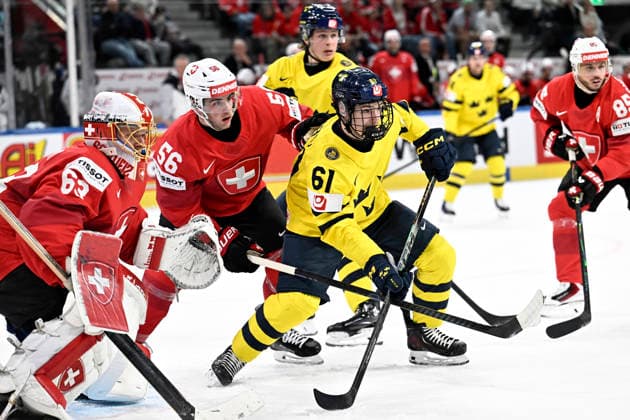 LKS 20260528 Viggo Björk (C) of Sweden try to score against goalkeeper Leonardo Genoni of Switzerland during the 2026 IIHF Ice hockey, Eishockey World Championships quarterfinal match between Switzerland and Sweden in Zurich on May 28, 2026. - RONI REKOMAA Zürich Switzerland Vbu7IpAus2M  Copyright: xRonixRekomaax Vbu7IpAus2M