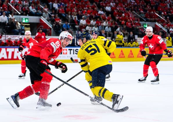 260528 Janis Moser of Switzerland and Emil Heineman of Sweden during the 2026 IIHF Ice Hockey World Championship quarterfinal match between Switzerland and Sweden on May 28, 2026 in Zürich Photo Jesper Zerman BILDBYRAN kod JZ JZ0733 ishockey ice hockey ishockey vm 2026 vm 2026 iihf world championship kvartsfinal quarterfinal quarterfinals switzerland schweiz sverige sweden bbeng  Copyright: JESPERxZERMAN BB260528JZ123