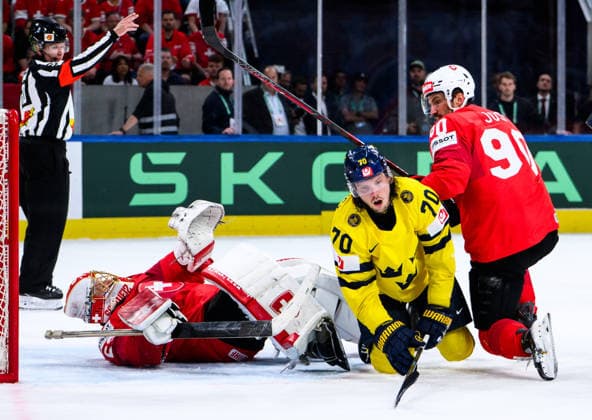 260528 Goaltender Leonardo Genoni and Roman Josi of Switzerland compete with Oscar Sundqvist of Sweden during the 2026 IIHF Ice Hockey World Championship quarterfinal match between Switzerland and Sweden on May 28, 2026 in Zurich Photo Jesper Zerman BILDBYRAN kod JZ JZ0733 ishockey ice hockey ishockey vm 2026 vm 2026 iihf world championship kvartsfinal quarterfinal quarterfinals switzerland schweiz sverige sweden bbeng  Copyright: JESPERxZERMAN BB260528JZ124