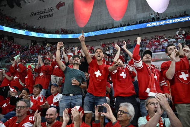 LKS 20260528 Swiss fans cheer during the 2026 IIHF Ice hockey, Eishockey World Championships quarterfinal match between Switzerland and Sweden in Zurich on May 28, 2026. - RONI REKOMAA Zürich Switzerland y37g3KEvidY  Copyright: xRonixRekomaax y37g3KEvidY