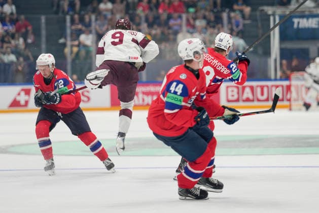 FRIBOURG, SWITZERLAND MAY 28 Renars Krastenbergs of Latvia 2nd L received an open ice from Michael Brandsegg nygard of Norway R during the 2026 IIHF Ice Hockey World Championship Switzerland game between Norway and Latvia at BCF Arena on May 28, 2026 in Fribourg, Fribourg Fribourg BCF Arena Fribourg Switzerland Copyright: xJustPictures.ch JarixPestelaccix jp-en-EuSpIm-JP6_JAR_Norway_Latvia_28May2026_00017