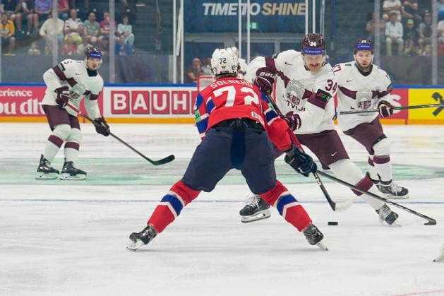FRIBOURG, SWITZERLAND MAY 28 Eduards Tralmaks of Latvia 2nd R against Stian Solberg of Norway during the 2026 IIHF Ice Hockey World Championship Switzerland game between Norway and Latvia at BCF Arena on May 28, 2026 in Fribourg, Fribourg Fribourg BCF Arena Fribourg Switzerland Copyright: xJustPictures.ch JarixPestelaccix jp-en-EuSpIm-JP6_JAR_Norway_Latvia_28May2026_00021