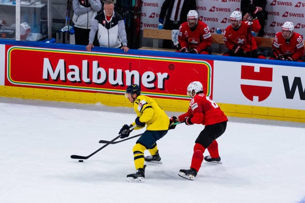 ZURICH, SWITZERLAND - MAY 28: Christoph Bertschy (Switzerland, 88) in the battle for the puck with Lucas Raymond (Sweden, 13) during the Quarter Finals - Match 59 between Switzerland and Sweden at the IIHF Ice hockey, Eishockey World Championship, WM, Weltmeisterschaft 2026, Swiss Life Arena on May 28, 2026 in Zurich, Switzerland. Zurich Switzerland Copyright: xTimoxSteinx