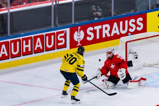 ZURICH, SWITZERLAND - MAY 28: Leonardo Genoni (Switzerland, 63) keeping the puck from Oskar Sundqvist (Sweden, 70) during the Quarter Finals - Match 59 between Switzerland and Sweden at the IIHF Ice hockey, Eishockey World Championship, WM, Weltmeisterschaft 2026, Swiss Life Arena on May 28, 2026 in Zurich, Switzerland. Zurich Switzerland Copyright: xTimoxSteinx
