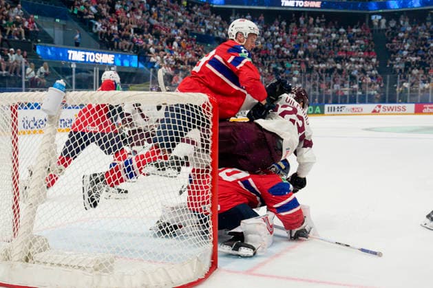 FRIBOURG, SWITZERLAND MAY 28 Sandis Vilmanis of Latvia receives 2min penalty for this charge on goalkeeper Henrik Haukeland of Norway during the 2026 IIHF Ice Hockey World Championship Switzerland game between Norway and Latvia at BCF Arena on May 28, 2026 in Fribourg, Fribourg Fribourg BCF Arena Fribourg Switzerland Copyright: xJustPictures.ch JarixPestelaccix jp-en-EuSpIm-JP6_JAR_Norway_Latvia_28May2026_00044