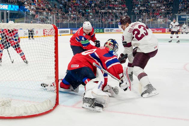 FRIBOURG, SWITZERLAND MAY 28 goalkeeper Henrik Haukeland of Norway saves on Sandis Vilmanis of Latvia R during the 2026 IIHF Ice Hockey World Championship Switzerland game between Norway and Latvia at BCF Arena on May 28, 2026 in Fribourg, Fribourg Fribourg BCF Arena Fribourg Switzerland Copyright: xJustPictures.ch JarixPestelaccix jp-en-EuSpIm-JP6_JAR_Norway_Latvia_28May2026_00047