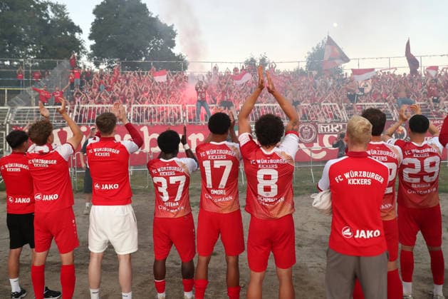 Relegation match for promotion to 3 Liga 1 FC Lok Leipzig vs Würzburger Kickers, 28 05 2026 The Würzburger Kickers team celebrates the victory in front of the fan block Football, Regionalliga Nordost und Bayern, Saison 2025 2026, Hinspiel der Relegation um den Aufstieg in die 3 Liga 1 FC Lok Leipzig vs FC Würzburger Kickers am 28 05 2026 im Bruno Plache Stadion, Leipzig DFL REGULATIONS PROHIBIT ANY USE OF PHOTOGRAPHS AS IMAGE SEQUENCES AND OR QUASI VIDEO Copyright: xBEAUTIFULxSPORTS JanxKaeferx