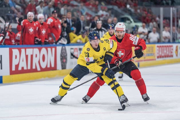28 05 2026, Zurich, Swiss Life Arena, Ice Hockey World Championships Switzerland Sweden, 13 Lucas Raymond Sweden , 88 Christoph Bertschy Switzerland Zurich Swiss Life Arena Zurich Switzerland Copyright: xJustPictures.ch StefanxEmchx jp-de-StEm-DSC0051420260528