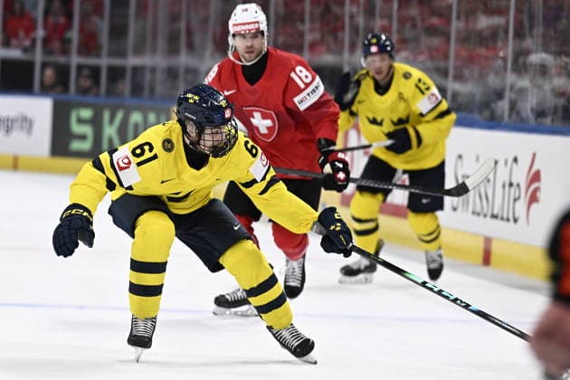 LKS 20260528 Viggo Björck (L) of Sweden vies with puck during the 2026 IIHF Ice hockey, Eishockey World Championships quarterfinal match between Switzerland and Sweden in Zurich on May 28, 2026. - RONI REKOMAA Zürich Switzerland V6O1xDpH0gY  Copyright: xRonixRekomaax V6O1xDpH0gY
