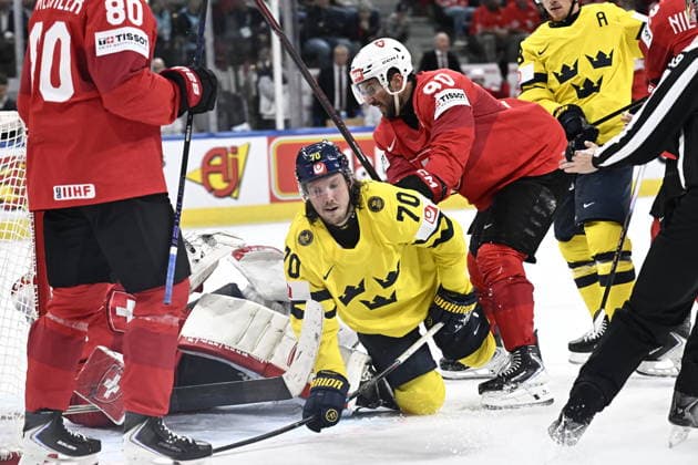 LKS 20260528 Oscar Sundqvist (C) of Sweden fails to score against goalkeeper Leonardo Genoni of Switzerland during the 2026 IIHF Ice hockey, Eishockey World Championships quarterfinal match between Switzerland and Sweden in Zurich on May 28, 2026. - RONI REKOMAA Zürich Switzerland RJJsJejjvzo  Copyright: xRonixRekomaax RJJsJejjvzo