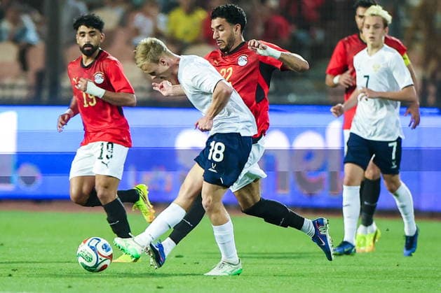 EGYPT, CAIRO - MAY 28, 2026: Egypt s Marwan Attia, Russia s Matvei Kislyak, Egypt s Omar Marmoush and Russia s Alexei Batrakov (L-R) fight for the ball in a friendly football match between Egypt and Russia at the Cairo International Stadium Friendly Football Match: Egypt Vs Russia  - ZUMAt113 20260528_zaa_t113_718 Copyright: xPeterxKovalevx