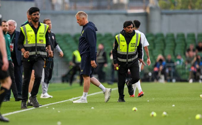 International Friendly, Länderspiel, Nationalmannschaft Aviva Stadium, Dublin 28 5 2026 Republic of Ireland vs Qatar Security staff remove tennis balls thrown onto the pitch featuring the Palestine flag Security staff remove tennis balls thrown onto the pitch featuring the Palestine flag 28 5 2026  Copyright: x INPHO RyanxByrnex RB1_6611