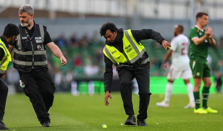 International Friendly, Länderspiel, Nationalmannschaft Aviva Stadium, Dublin 28 5 2026 Republic of Ireland vs Qatar Security staff remove tennis balls thrown onto the pitch featuring the Palestine flag Security staff remove tennis balls thrown onto the pitch featuring the Palestine flag 28 5 2026  Copyright: x INPHO RyanxByrnex RB1_6658