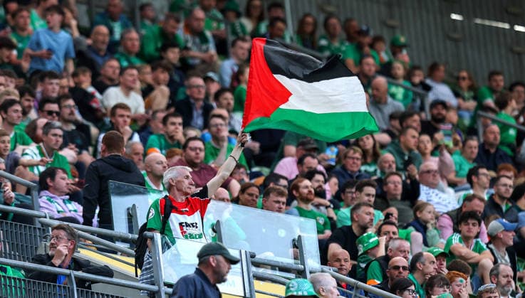 International Friendly, Länderspiel, Nationalmannschaft Aviva Stadium, Dublin 28 5 2026 Republic of Ireland vs Qatar A fan waves a Palestine flag A fan waves a Palestine flag 28 5 2026  Copyright: x INPHO RyanxByrnex RB1_6895