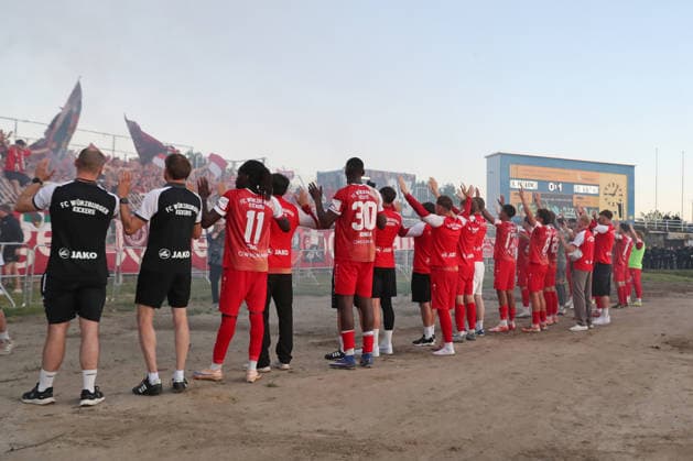 Relegation match for promotion to 3 Liga 1 FC Lok Leipzig vs Würzburger Kickers, 28 05 2026 The Würzburger Kickers team celebrates in front of the fan block, in the background the scoreboard shows the final score of 0 1 soccer, Regionalliga Nordost and Bayern, 2025 2026 season, first leg of the relegation match for promotion to the 3 Liga 1 FC Lok Leipzig vs FC Würzburger Kickers on 28 05 2026 at Bruno Plache Stadium, Leipzig DFL REGULATIONS PROHIBIT ANY USE OF PHOTOGRAPHS AS IMAGE SEQUENCES AND OR QUASI VIDEO Copyright: xBEAUTIFULxSPORTS JanxKaeferx