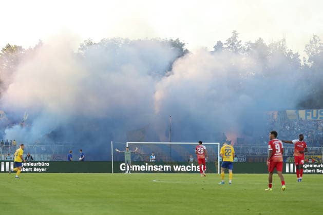 Relegation match for promotion to 3 Liga 1 FC Lok Leipzig vs Würzburger Kickers, 28 05 2026 Pyro smoke clouds from the fan block of Lok Leipzig soccer, Regionalliga Nordost and Bayern, season 2025 2026, first leg of the relegation match for promotion to 3 Liga 1 FC Lok Leipzig vs FC Würzburger Kickers on 28 05 2026 at Bruno Plache Stadium, Leipzig DFL REGULATIONS PROHIBIT ANY USE OF PHOTOGRAPHS AS IMAGE SEQUENCES AND OR QUASI VIDEO Copyright: xBEAUTIFULxSPORTS JanxKaeferx