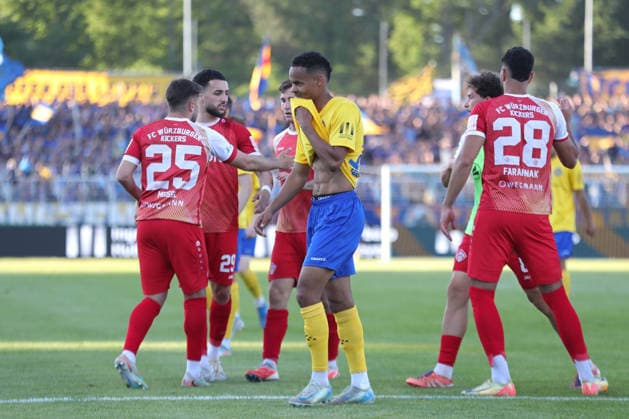 Relegation match for promotion to 3 Liga 1 FC Lok Leipzig vs Würzburger Kickers, 28 05 2026 Ayodele Adetula 11, Lok Leipzig wipes the sweat from his face with his jersey Football, Regionalliga Nordost and Bayern, Season 2025 2026, First leg of the relegation match for promotion to the 3 Liga 1 FC Lok Leipzig vs FC Würzburger Kickers on 28 05 2026 at Bruno Plache Stadium, Leipzig DFL REGULATIONS PROHIBIT ANY USE OF PHOTOGRAPHS AS IMAGE SEQUENCES AND OR QUASI VIDEO Copyright: xBEAUTIFULxSPORTS JanxKaeferx
