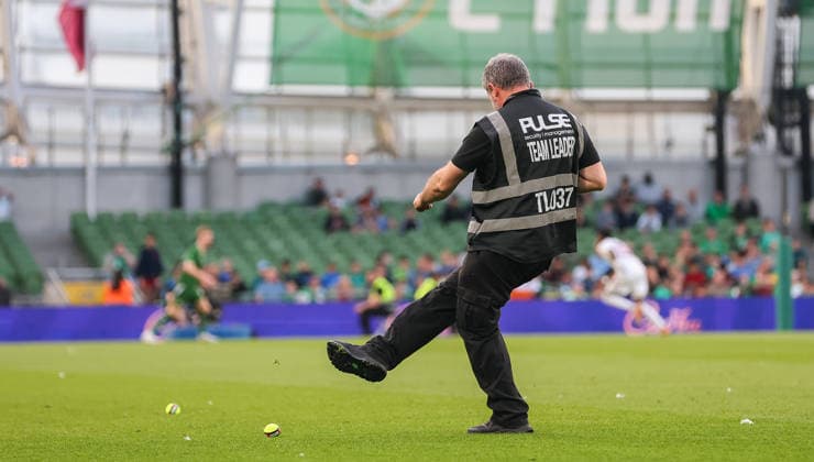 International Friendly, Länderspiel, Nationalmannschaft Aviva Stadium, Dublin 28 5 2026 Republic of Ireland vs Qatar Security staff remove tennis balls that were thrown onto the pitch Security staff remove tennis balls that were thrown onto the pitch 28 5 2026  Copyright: x INPHO RyanxByrnex RB2_8609