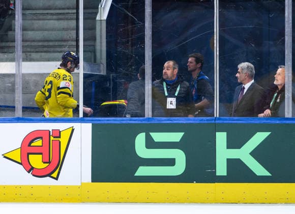 260528 Oliver Ekman Larsson of Sweden leaves the ice fue to injury during the 2026 IIHF Ice Hockey World Championship quarterfinal match between Switzerland and Sweden on May 28, 2026 in Zurich Photo Jesper Zerman BILDBYRAN kod JZ JZ0733 ishockey ice hockey ishockey vm 2026 vm 2026 iihf world championship kvartsfinal quarterfinal quarterfinals switzerland schweiz sverige sweden bbeng skada  Copyright: JESPERxZERMAN BB260528JZ132