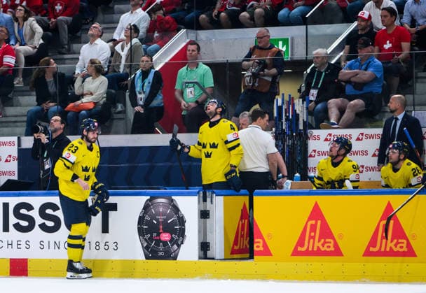 260528 Oliver Ekman Larsson of Sweden leaves the ice fue to injury during the 2026 IIHF Ice Hockey World Championship quarterfinal match between Switzerland and Sweden on May 28, 2026 in Zurich Photo Jesper Zerman BILDBYRAN kod JZ JZ0733 ishockey ice hockey ishockey vm 2026 vm 2026 iihf world championship kvartsfinal quarterfinal quarterfinals switzerland schweiz sverige sweden bbeng skada  Copyright: JESPERxZERMAN BB260528JZ133