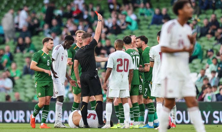 International Friendly, Länderspiel, Nationalmannschaft Aviva Stadium, Dublin 28 5 2026 Republic of Ireland vs Qatar Ireland s Jack Moylan is shown a red card by referee Jamie Robinson Jack Moylan is shown a red card by referee Jamie Robinson 28 5 2026  Copyright: x INPHO RyanxByrnex RB1_8028