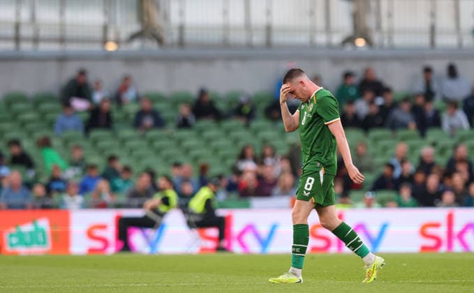 International Friendly, Länderspiel, Nationalmannschaft Aviva Stadium, Dublin 28 5 2026 Republic of Ireland vs Qatar Ireland s Jack Moylan leaves the field after being shown a red card by referee Jamie Robinson Jack Moylan leaves the field after being shown a red card by referee Jamie Robinson 28 5 2026  Copyright: x INPHO RyanxByrnex RB1_8323