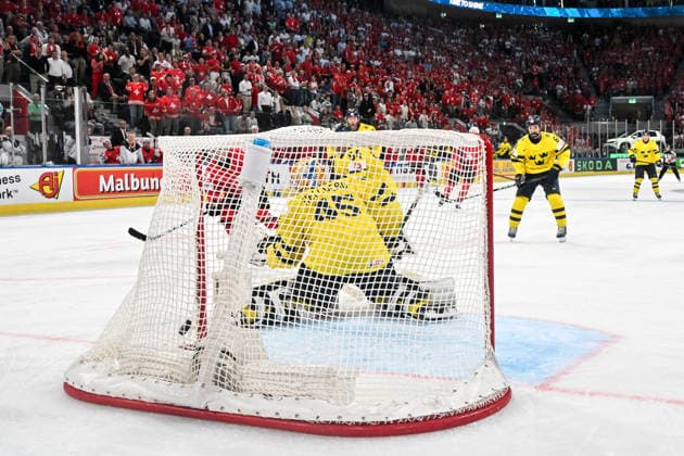 ZURICH, SWITZERLAND MAY 28 Denis Malgin of Switzerland scores a goal against goalkeeper Magnus Hellberg of Sweden during the 2026 IIHF Ice Hockey World Championship Switzerland game between Switzerland and Sweden at Swiss Life Arena on May 28, 2026 in Zurich, Zurich Zurich Swiss Life Arena Zurich Switzerland Switzerland Copyright: xJustPictures.ch AndreaxBrancax jp-en-EuSpIm-JP7_ANB_FinCze_28052026_5753