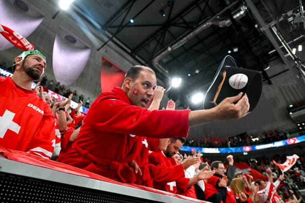 ZURICH, SWITZERLAND MAY 28 Swiss fans celebrate a goal during the 2026 IIHF Ice Hockey World Championship Switzerland game between Switzerland and Sweden at Swiss Life Arena on May 28, 2026 in Zurich, Zurich Zurich Swiss Life Arena Zurich Switzerland Copyright: xJustPictures.ch AndreaxBrancax jp-en-EuSpIm-JP7_ANB_FinCze_28052026_5822