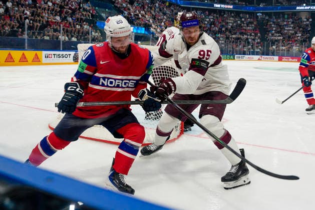 FRIBOURG, SWITZERLAND MAY 28 Emilio Pettersen of Norway L against Oskars Batna of Latvia R during the 2026 IIHF Ice Hockey World Championship Switzerland game between Norway and Latvia at BCF Arena on May 28, 2026 in Fribourg, Fribourg Fribourg BCF Arena Fribourg Switzerland Copyright: xJustPictures.ch JarixPestelaccix jp-en-EuSpIm-JP6_JAR_Norway_Latvia_28May2026_00062