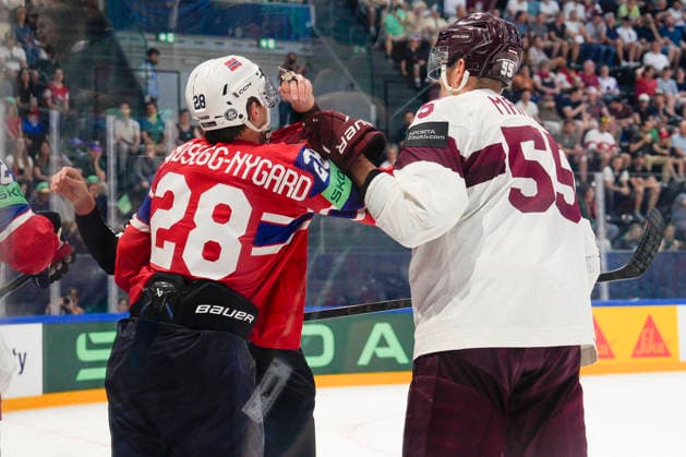 FRIBOURG, SWITZERLAND MAY 28 Michael Brandsegg nygard of Norway L against Roberts Mamcics of Latvia R during the 2026 IIHF Ice Hockey World Championship Switzerland game between Norway and Latvia at BCF Arena on May 28, 2026 in Fribourg, Fribourg Fribourg BCF Arena Fribourg Switzerland Copyright: xJustPictures.ch JarixPestelaccix jp-en-EuSpIm-JP6_JAR_Norway_Latvia_28May2026_00072