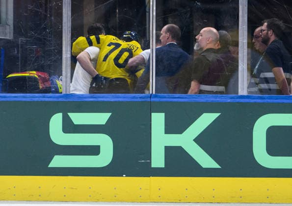 260528 Oscar Sundqvist of Sweden leaves the ice due to injury during the 2026 IIHF Ice Hockey World Championship quarterfinal match between Switzerland and Sweden on May 28, 2026 in Zurich Photo Jesper Zerman BILDBYRAN kod JZ JZ0733 ishockey ice hockey ishockey vm 2026 vm 2026 iihf world championship kvartsfinal quarterfinal quarterfinals switzerland schweiz sverige sweden bbeng skada  Copyright: JESPERxZERMAN BB260528JZ138