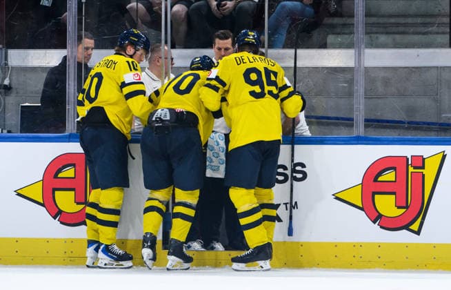 260528 Oscar Sundqvist of Sweden is injured and receives help of the ice from Jacob De La Rose and Simon Holmström during the 2026 IIHF Ice Hockey World Championship quarterfinal match between Switzerland and Sweden on May 28, 2026 in Zurich Photo Jesper Zerman BILDBYRAN kod JZ JZ0733 ishockey ice hockey ishockey vm 2026 vm 2026 iihf world championship kvartsfinal quarterfinal quarterfinals switzerland schweiz sverige sweden bbeng skada  Copyright: JESPERxZERMAN BB260528JZ139