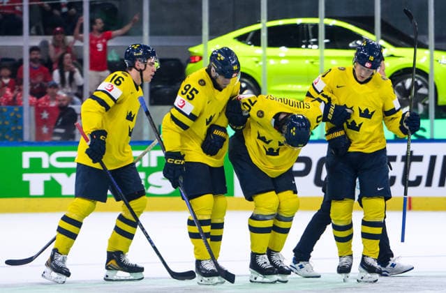260528 Oscar Sundqvist of Sweden is injured and receives help of the ice from Jacob De La Rose and Simon Holmström during the 2026 IIHF Ice Hockey World Championship quarterfinal match between Switzerland and Sweden on May 28, 2026 in Zurich Photo Jesper Zerman BILDBYRAN kod JZ JZ0733 ishockey ice hockey ishockey vm 2026 vm 2026 iihf world championship kvartsfinal quarterfinal quarterfinals switzerland schweiz sverige sweden bbeng skada  Copyright: JESPERxZERMAN BB260528JZ140