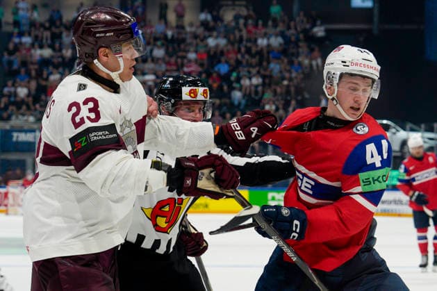 FRIBOURG, SWITZERLAND MAY 28 Sandis Vilmanis of Latvia against Tinus Luc Koblar of Norway during the 2026 IIHF Ice Hockey World Championship Switzerland game between Norway and Latvia at BCF Arena on May 28, 2026 in Fribourg, Fribourg Fribourg BCF Arena Fribourg Switzerland Copyright: xJustPictures.ch JarixPestelaccix jp-en-EuSpIm-JP6_JAR_Norway_Latvia_28May2026_00084
