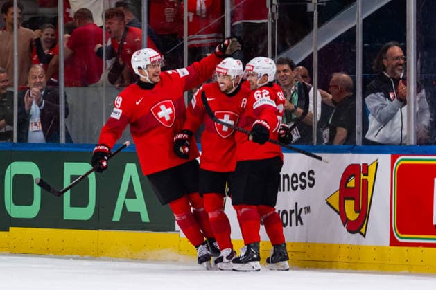 ZURICH, SWITZERLAND - MAY 28: Denis Malgin (Switzerland, 62) and team during their 2:1 goal celebration during the Quarter Finals - Match 59 between Switzerland and Sweden at the IIHF Ice hockey, Eishockey World Championship, WM, Weltmeisterschaft 2026, Swiss Life Arena on May 28, 2026 in Zurich, Switzerland. Zurich Switzerland Copyright: xTimoxSteinx