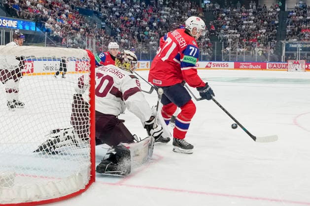 FRIBOURG, SWITZERLAND MAY 28 Eskild BAKKE Olsen of Norway R try a deflection in front of goalkeeper Kristers Gudlevskis of Latvia during the 2026 IIHF Ice Hockey World Championship Switzerland game between Norway and Latvia at BCF Arena on May 28, 2026 in Fribourg, Fribourg Fribourg BCF Arena Fribourg Switzerland Copyright: xJustPictures.ch JarixPestelaccix jp-en-EuSpIm-JP6_JAR_Norway_Latvia_28May2026_00100