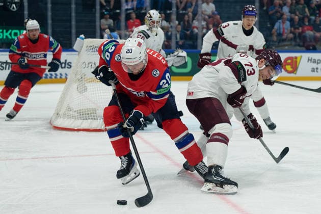 Fribourg, Switzerland - May 28 : Emilio Pettersen of Norway Deniss Smirnovs of Latvia battle for the puck (duel) during the 2026 IIHF Ice hockey, Eishockey World Championship, WM, Weltmeisterschaft Switzerland Quarter Final match between Norway and Latvia at BCF Arena on May 28 , 2026 in Fribourg, Switzerland.  Copyright: xGiuseppexVelletrix Sportspressphoto_SPR156365