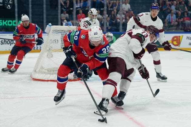 Fribourg, Switzerland - May 28 : Emilio Pettersen of Norway Deniss Smirnovs of Latvia battle for the puck (duel) during the 2026 IIHF Ice hockey, Eishockey World Championship, WM, Weltmeisterschaft Switzerland Quarter Final match between Norway and Latvia at BCF Arena on May 28 , 2026 in Fribourg, Switzerland.  Copyright: xGiuseppexVelletrix Sportspressphoto_SPR156367