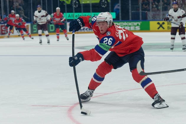 Fribourg, Switzerland - May 28 : Patrick Elvsveen of Norway shoots the puck (action) during the 2026 IIHF Ice hockey, Eishockey World Championship, WM, Weltmeisterschaft Switzerland Quarter Final match between Norway and Latvia at BCF Arena on May 28 , 2026 in Fribourg, Switzerland.  Copyright: xGiuseppexVelletrix Sportspressphoto_SPR156370