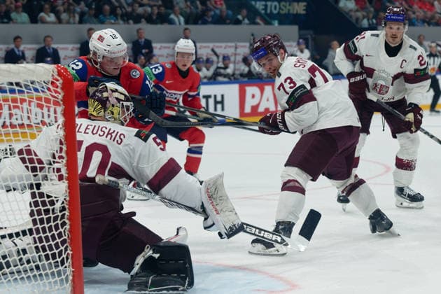 Fribourg, Switzerland - May 28 : Kristers Gudlevskis of Latvia Deniss Smirnovs of Latvia Noah Steen of Norway battle for the puck (duel) during the 2026 IIHF Ice hockey, Eishockey World Championship, WM, Weltmeisterschaft Switzerland Quarter Final match between Norway and Latvia at BCF Arena on May 28 , 2026 in Fribourg, Switzerland.  Copyright: xGiuseppexVelletrix Sportspressphoto_SPR156377