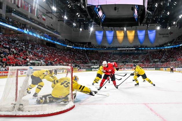 ZURICH, SWITZERLAND MAY 28 Calvin Thurkauf of Switzerland tries to score against goalkeeper Magnus Hellberg of Sweden during the 2026 IIHF Ice Hockey World Championship Switzerland game between Switzerland and Sweden at Swiss Life Arena on May 28, 2026 in Zurich, Zurich Zurich Swiss Life Arena Zurich Switzerland Copyright: xJustPictures.ch AndreaxBrancax jp-en-EuSpIm-JP7_ANB_FinCze_28052026_5928