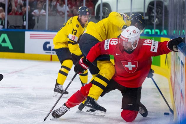 ZURICH, SWITZERLAND - MAY 28: Sven Jung (Switzerland, 18) in the battle for the puck with Jacob de la Rose (Sweden, 95) during the Quarter Finals - Match 59 between Switzerland and Sweden at the IIHF Ice hockey, Eishockey World Championship, WM, Weltmeisterschaft 2026, Swiss Life Arena on May 28, 2026 in Zurich, Switzerland. Zurich Switzerland Copyright: xTimoxSteinx