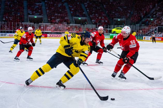 ZURICH, SWITZERLAND - MAY 28: Tim Berni (Switzerland, 56) in the battle for the puck with Jacob de la Rose (Sweden, 95) during the Quarter Finals - Match 59 between Switzerland and Sweden at the IIHF Ice hockey, Eishockey World Championship, WM, Weltmeisterschaft 2026, Swiss Life Arena on May 28, 2026 in Zurich, Switzerland. Zurich Switzerland Copyright: xTimoxSteinx