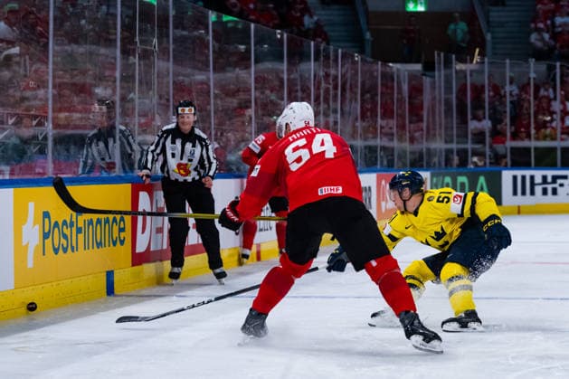 ZURICH, SWITZERLAND - MAY 28: Emil Heineman (Sweden, 51) in the battle for the puck withChristian Marti (Switzerland, 54) during the Quarter Finals - Match 59 between Switzerland and Sweden at the IIHF Ice hockey, Eishockey World Championship, WM, Weltmeisterschaft 2026, Swiss Life Arena on May 28, 2026 in Zurich, Switzerland. Zurich Switzerland Copyright: xTimoxSteinx