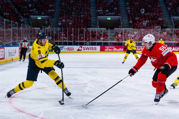 ZURICH, SWITZERLAND - MAY 28: Tim Berni (Switzerland, 56) in the battle for the puck with Linus Karlsson (Sweden, 9) during the Quarter Finals - Match 59 between Switzerland and Sweden at the IIHF Ice hockey, Eishockey World Championship, WM, Weltmeisterschaft 2026, Swiss Life Arena on May 28, 2026 in Zurich, Switzerland. Zurich Switzerland Copyright: xTimoxSteinx