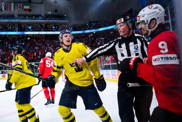 260528 Jack Berglund of Sweden and Damien Riat of Switzerland during the 2026 IIHF Ice Hockey World Championship quarterfinal match between Switzerland and Sweden on May 28, 2026 in Zürich Photo Jesper Zerman BILDBYRAN kod JZ JZ0733 ishockey ice hockey ishockey vm 2026 vm 2026 iihf world championship kvartsfinal quarterfinal quarterfinals switzerland schweiz sverige sweden bbeng  Copyright: JESPERxZERMAN BB260528JZ142