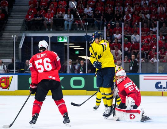 260528 Jack Berglund of Sweden and goaltender Leonardo Genoni of Switzerland during the 2026 IIHF Ice Hockey World Championship quarterfinal match between Switzerland and Sweden on May 28, 2026 in Zürich Photo Jesper Zerman BILDBYRAN kod JZ JZ0733 ishockey ice hockey ishockey vm 2026 vm 2026 iihf world championship kvartsfinal quarterfinal quarterfinals switzerland schweiz sverige sweden bbeng  Copyright: JESPERxZERMAN BB260528JZ143