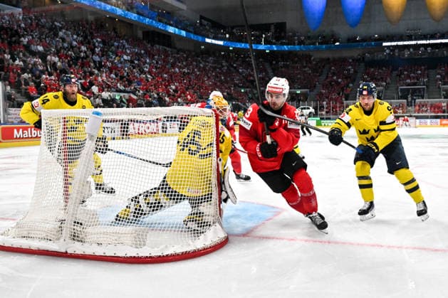 ZURICH, SWITZERLAND MAY 28 Nico Hischier of Switzerland in action between goalkeeper Magnus Hellberg of Sweden L and Joel Persson of Sweden R during the 2026 IIHF Ice Hockey World Championship Switzerland game between Switzerland and Sweden at Swiss Life Arena on May 28, 2026 in Zurich, Zurich Zurich Swiss Life Arena Zurich Switzerland Copyright: xJustPictures.ch AndreaxBrancax jp-en-EuSpIm-JP7_ANB_FinCze_28052026_5338